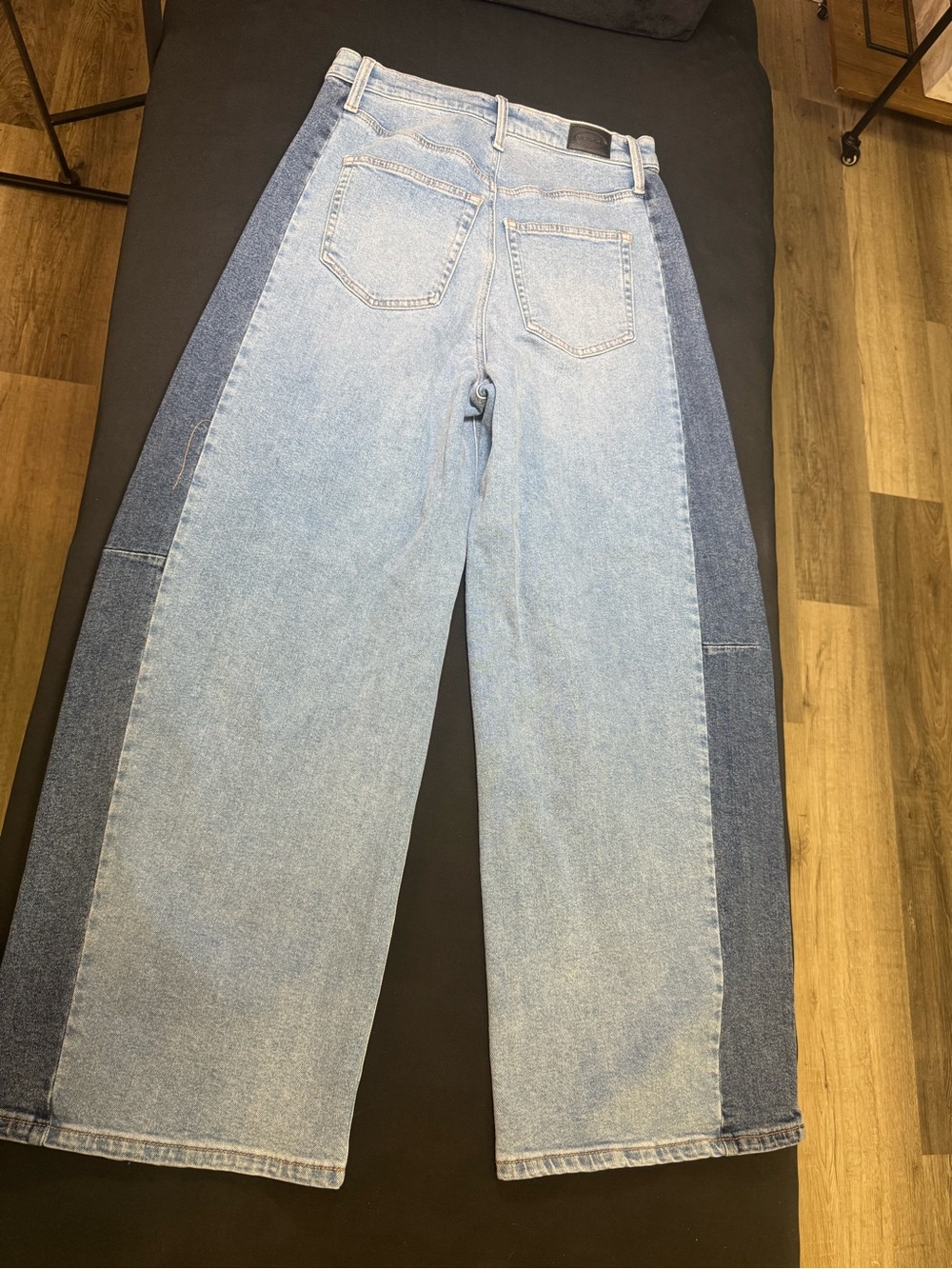 Relaxed Two-Tone Women's Barrel Jeans - Picture 3 of 5